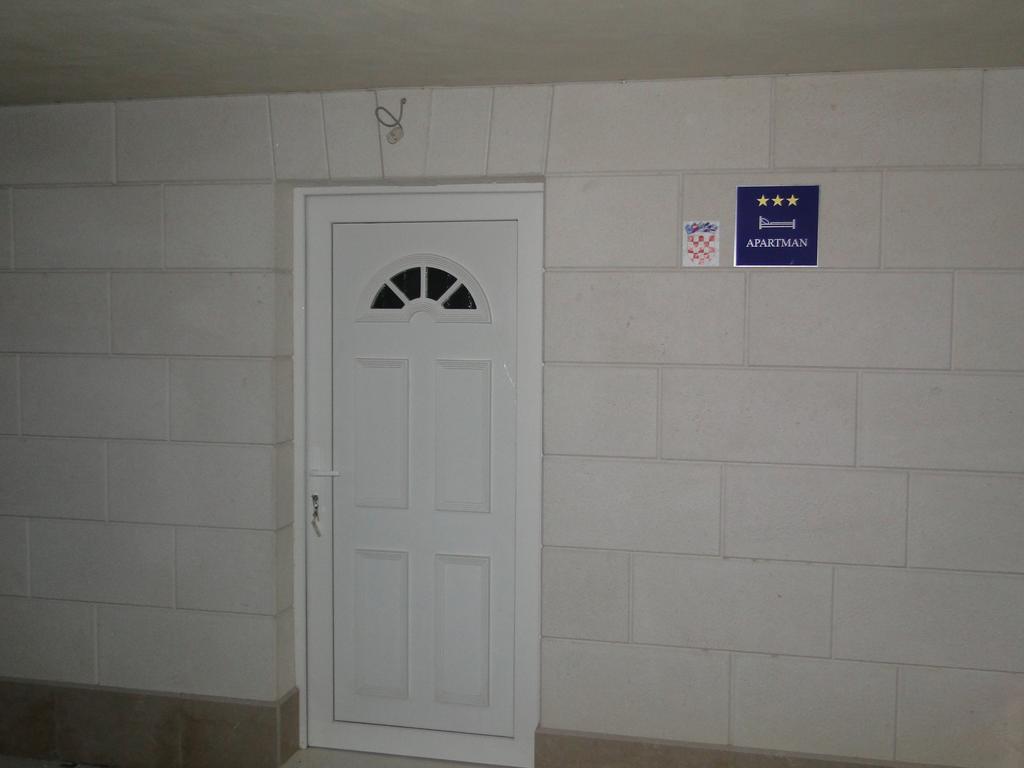 Apartments Pavlinovic Kastela Exterior photo